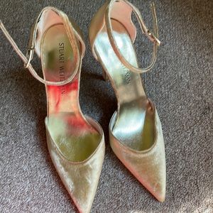 Stunning Gold Stuart Weitzman pumps with ankle strap and very high heel size 9